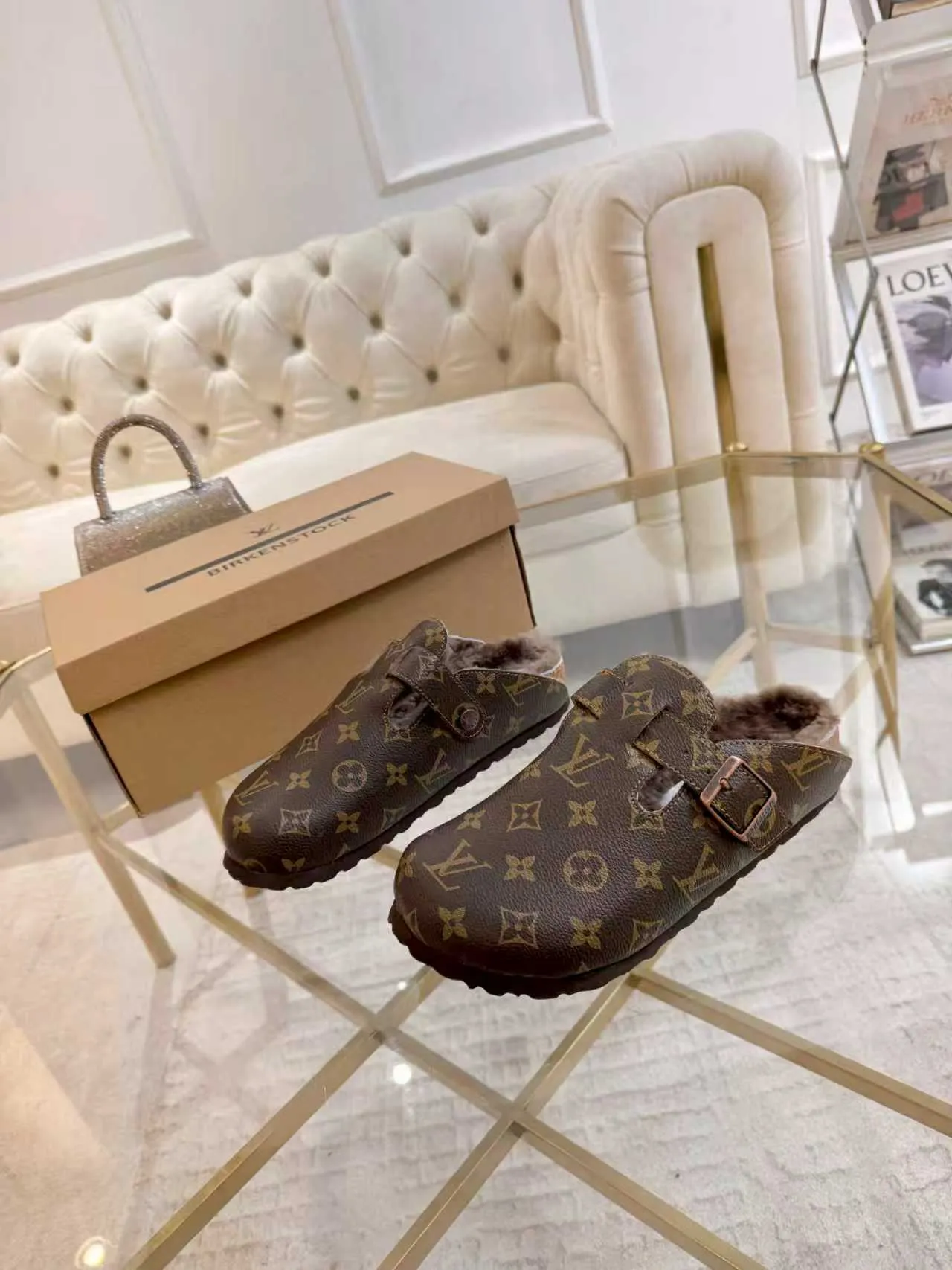p600 ✨ LV wool slippers for couples｜Even the toes exude a sense of luxury ✨ We have achieved the ultimate restoration of the "high version" of this pair of LV classic Birkenstock slippers, with the mark of luxury in every detail. 👫 ▫️ Original jacquard with delicate cowhide leather, retro texture is at your fingertips; ▫️ 100% pure wool lining, wearing barefoot is like stepping on clouds, skin-friendly, breathable and not sweaty; ▫️ Three-dimensional toe cap + non-slip rubber sole, safe and secure when walking in the wind.  The belt buckle and presbyopia elements are embellished, revealing the aura of a big-name brand in a low-key manner. Whether it is on a date or out on the street, every step is like walking in the middle of a show.  Pair it with jeans for a lazy and casual look; with a coat and skirt, it will look elegant. With one pair of shoes, you can easily switch between multiple styles, and you never have to be deliberate about the sense of luxury.  #LVcouples #high-endwear #lightluxurylife #quality recommendation Fabric: classic presbyopia/imported sheepskin/classic jacquard fabric Lining: imported wool lining Sole: original rubber sole Size: Female 35-41 Male 38-46